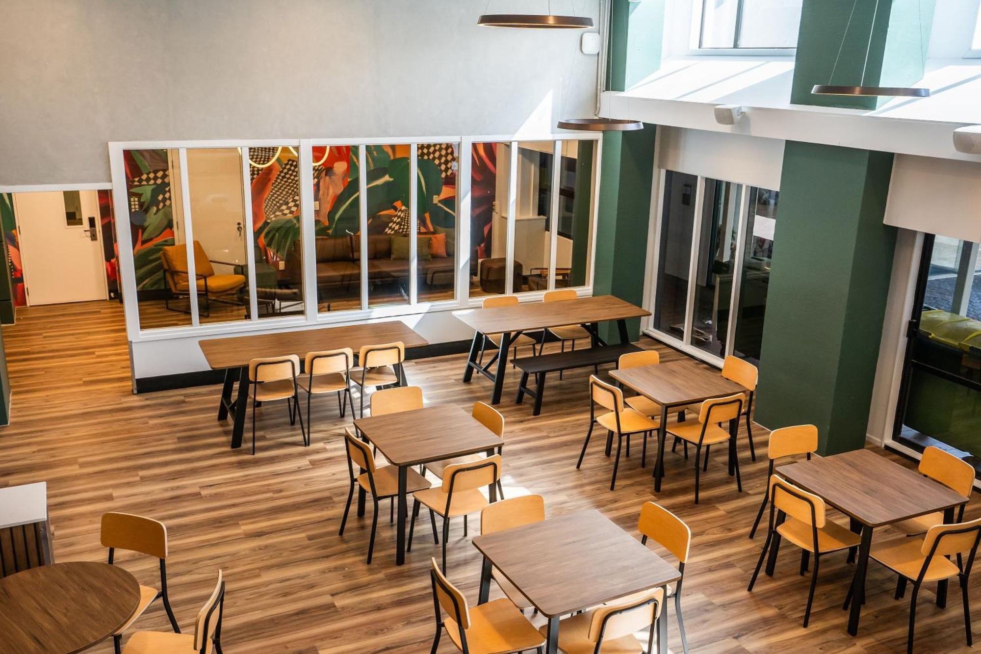 Haka House Wellington Hostel Eksteriør bilde The interior of a Wendy's in the United States