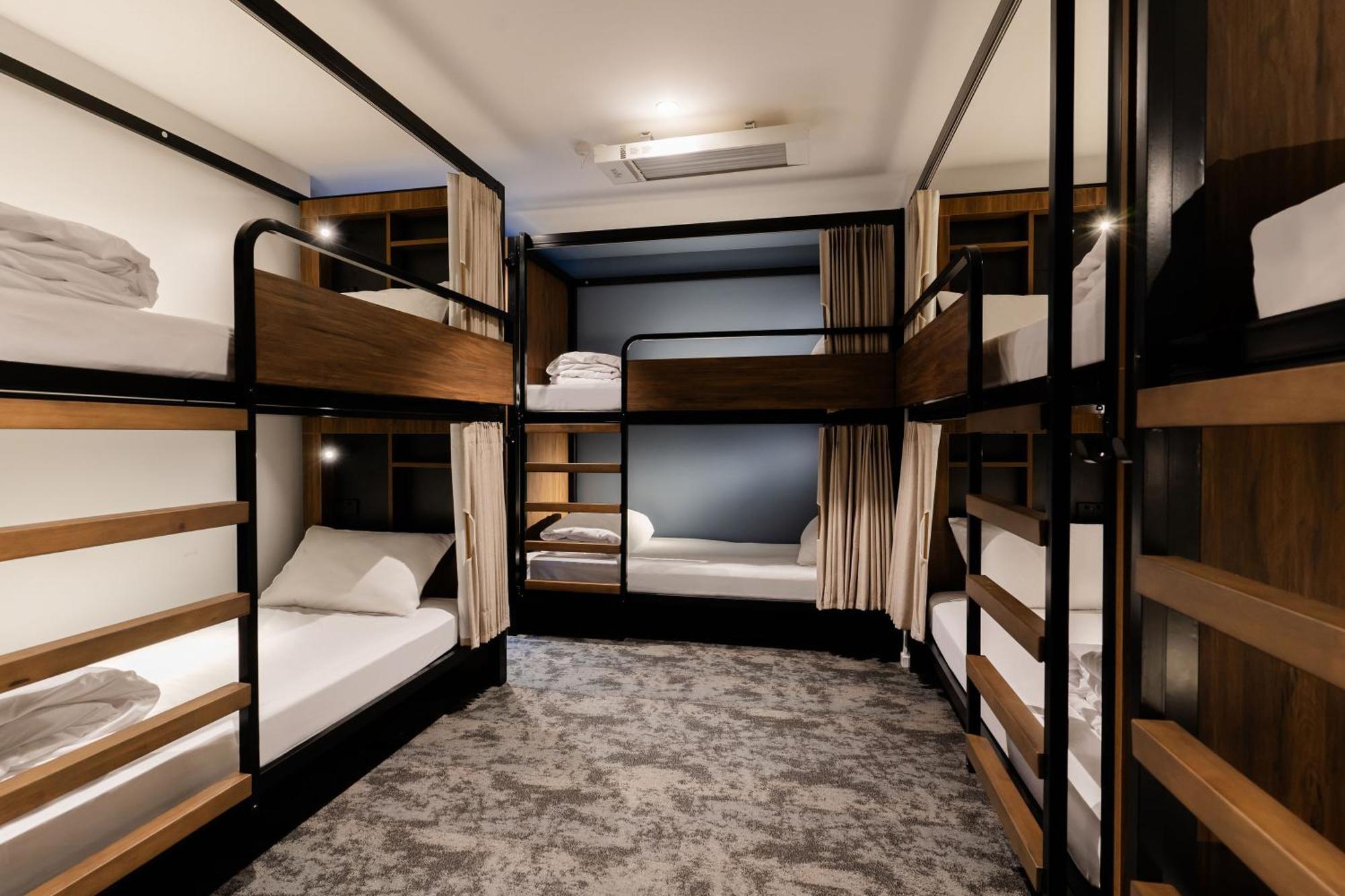 Haka House Wellington Hostel Eksteriør bilde A typical capsule hotel room