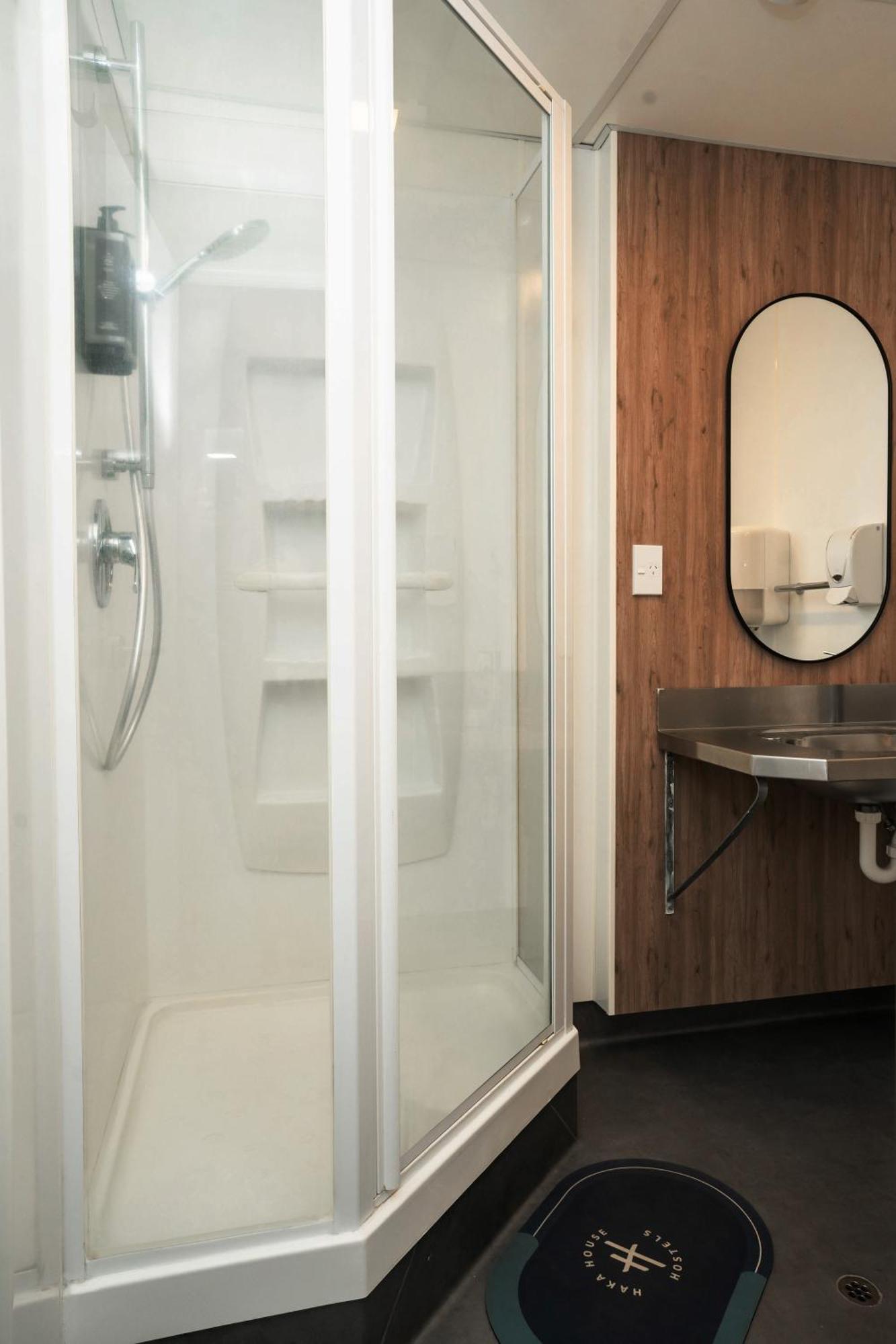 Haka House Wellington Hostel Eksteriør bilde A shower cubicle