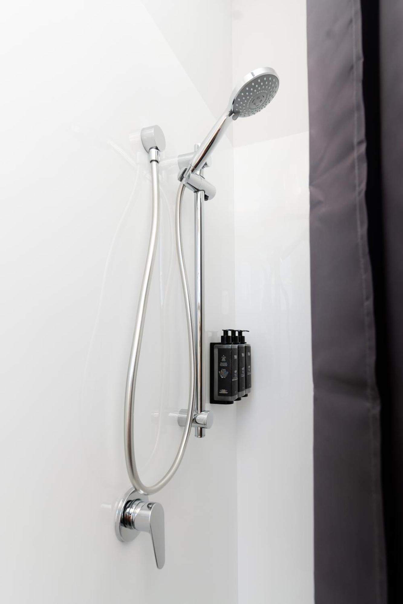 Haka House Wellington Hostel Eksteriør bilde Shower rail