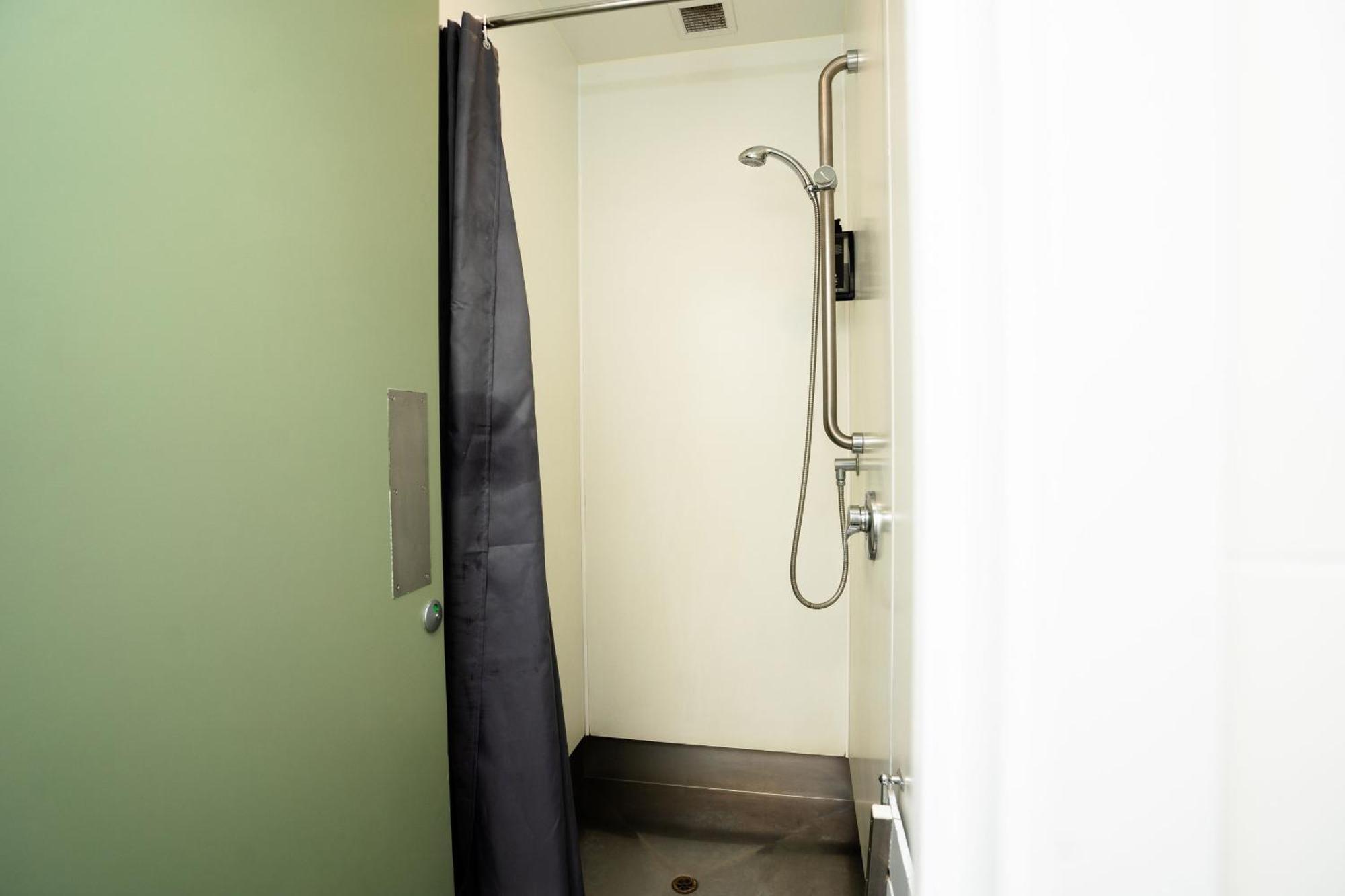 Haka House Wellington Hostel Eksteriør bilde A shower cubicle