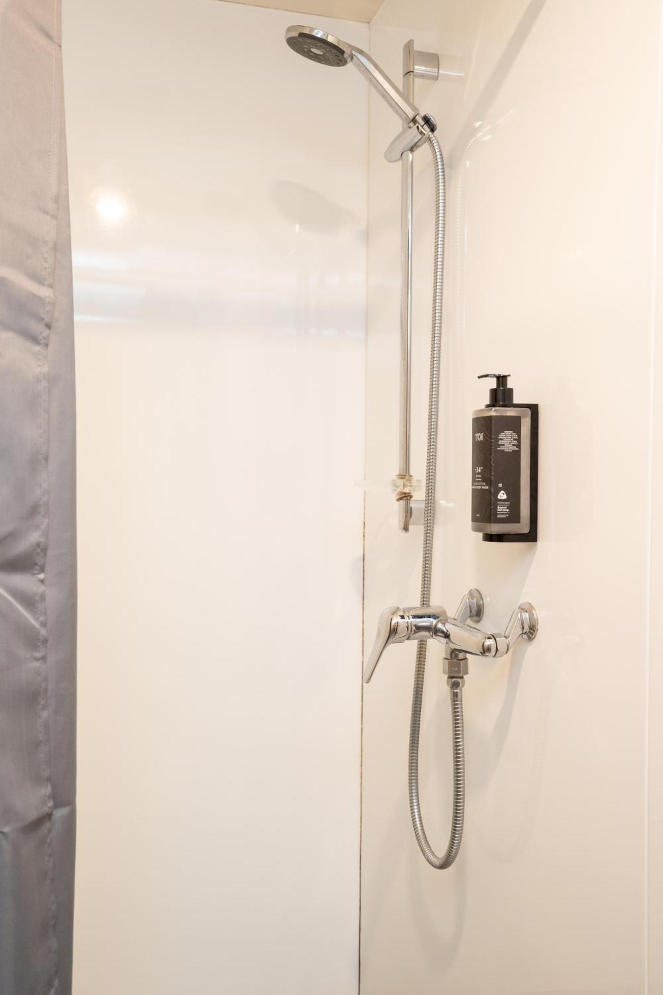 Haka House Wellington Hostel Eksteriør bilde Shower gel dispenser