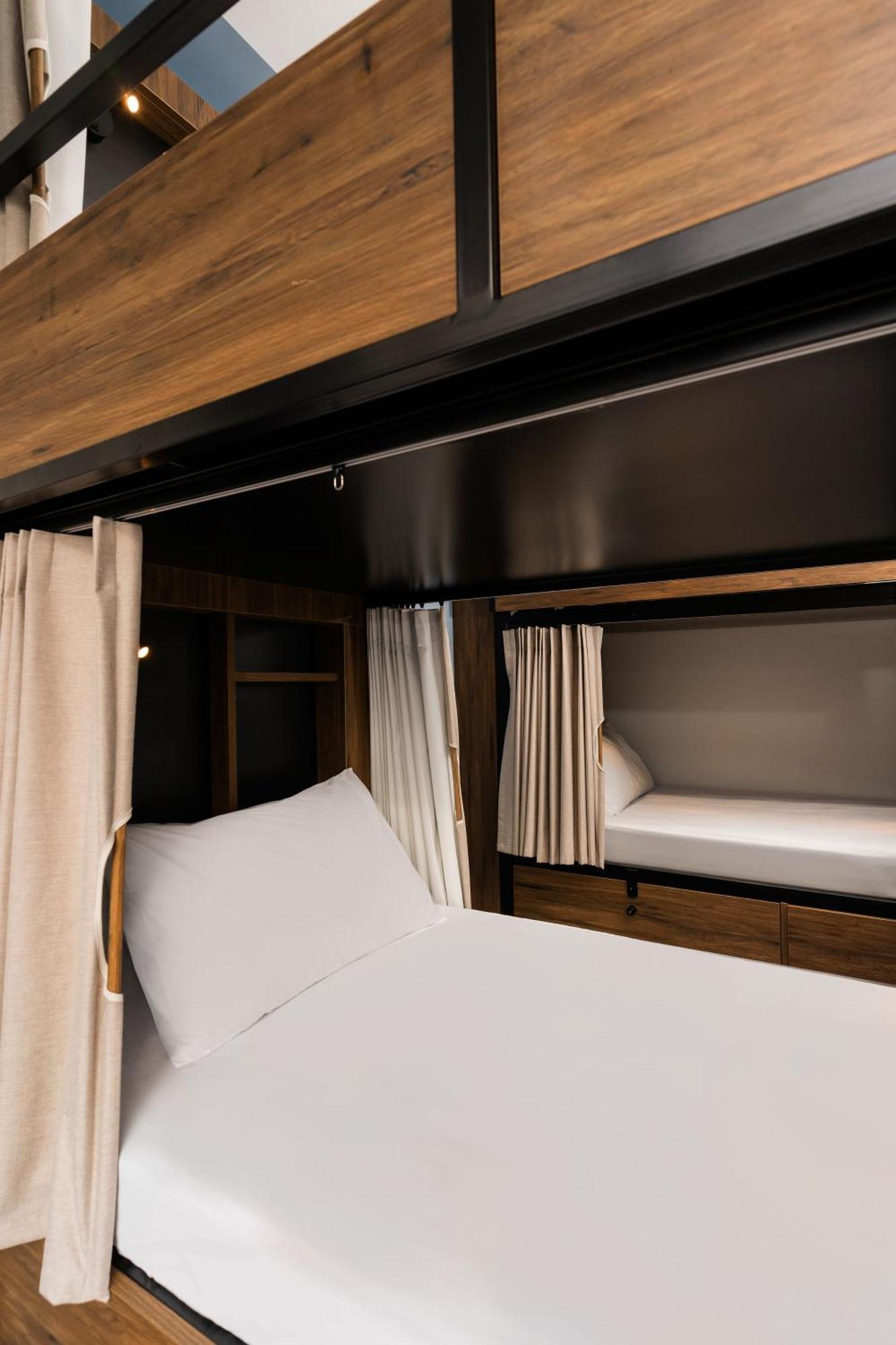 Haka House Wellington Hostel Eksteriør bilde A bunk bed in a capsule hotel