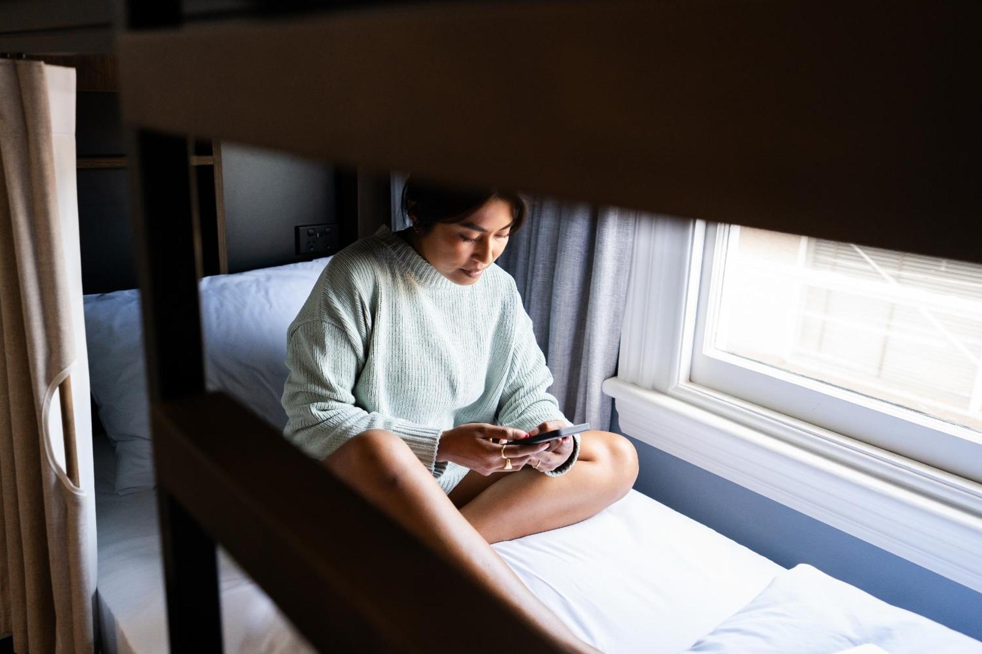 Haka House Wellington Hostel Eksteriør bilde A woman sitting on a bunk bed