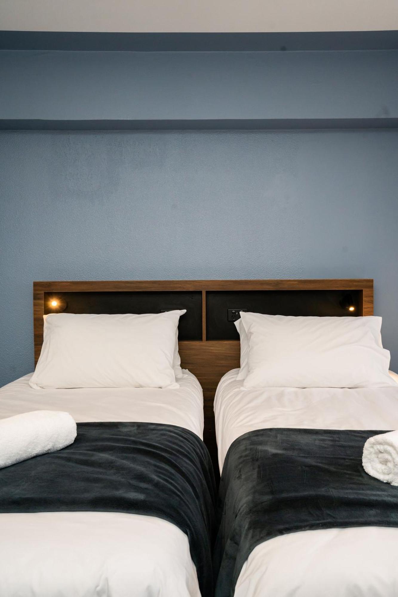 Haka House Wellington Hostel Rom bilde A bed with two pillows