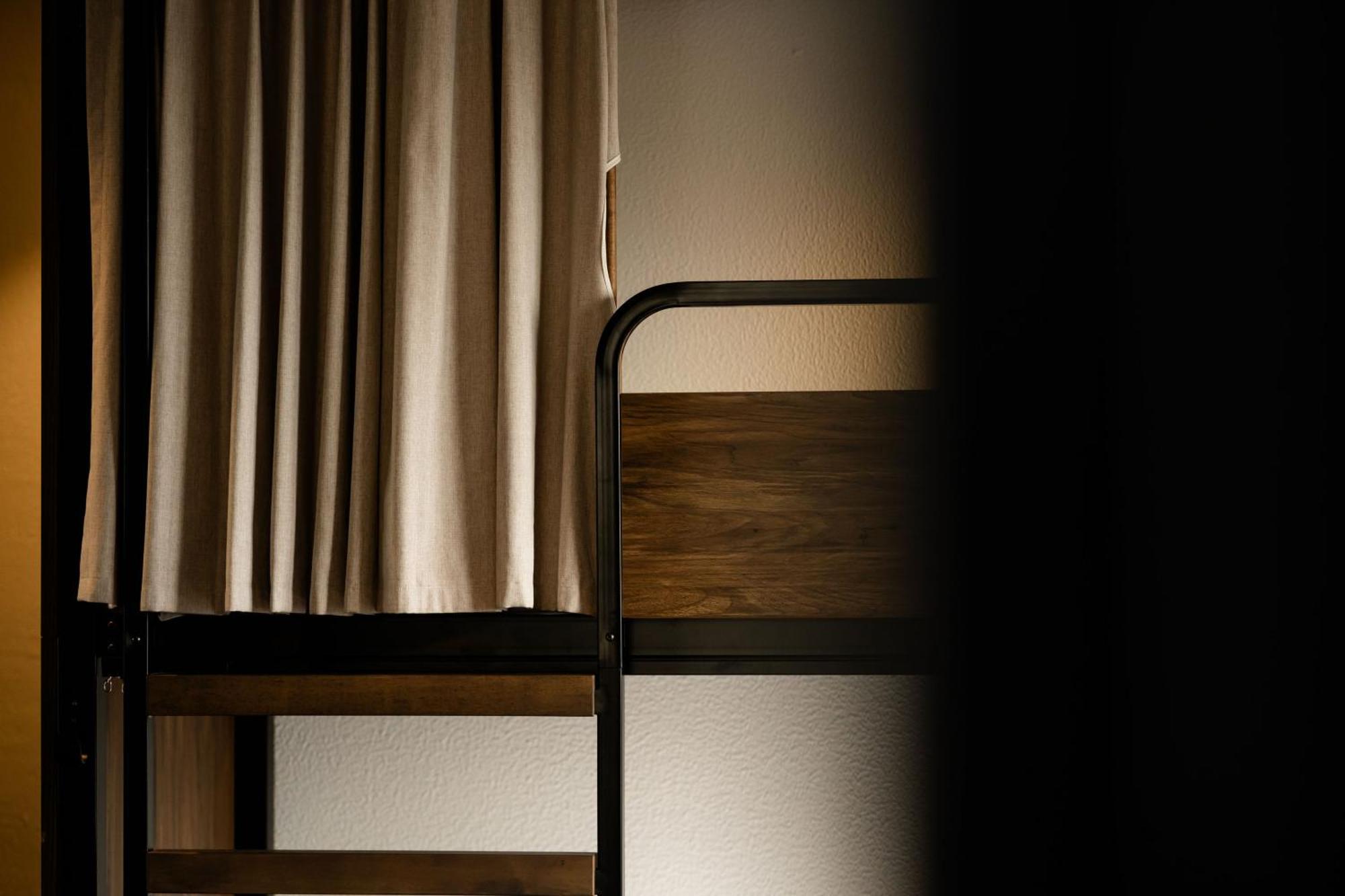 Haka House Wellington Hostel Eksteriør bilde A curtain in a capsule hotel