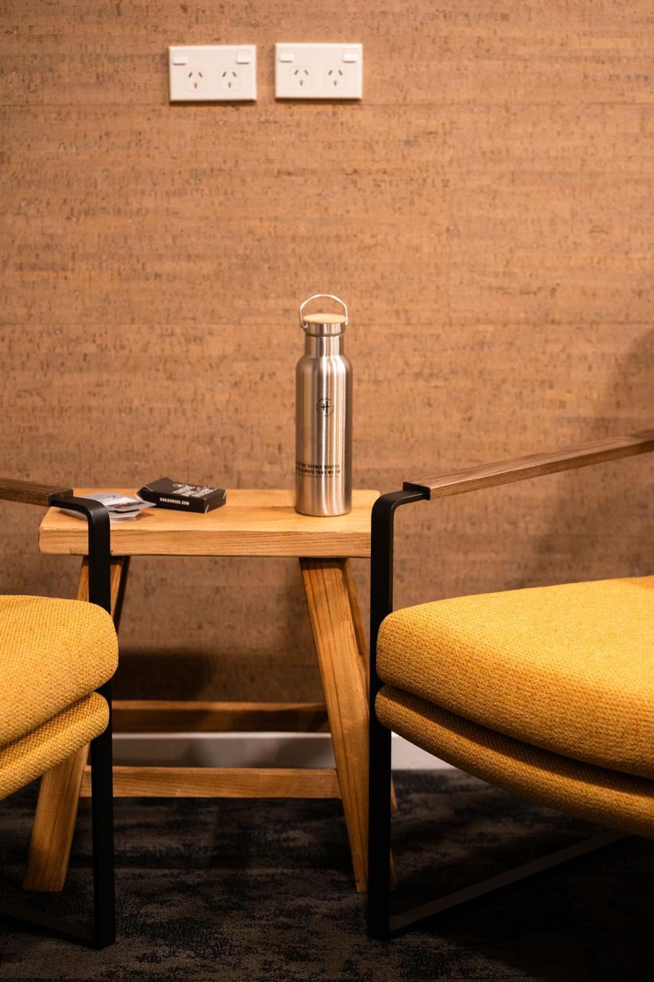 Haka House Wellington Hostel Eksteriør bilde A stainless steel water bottle