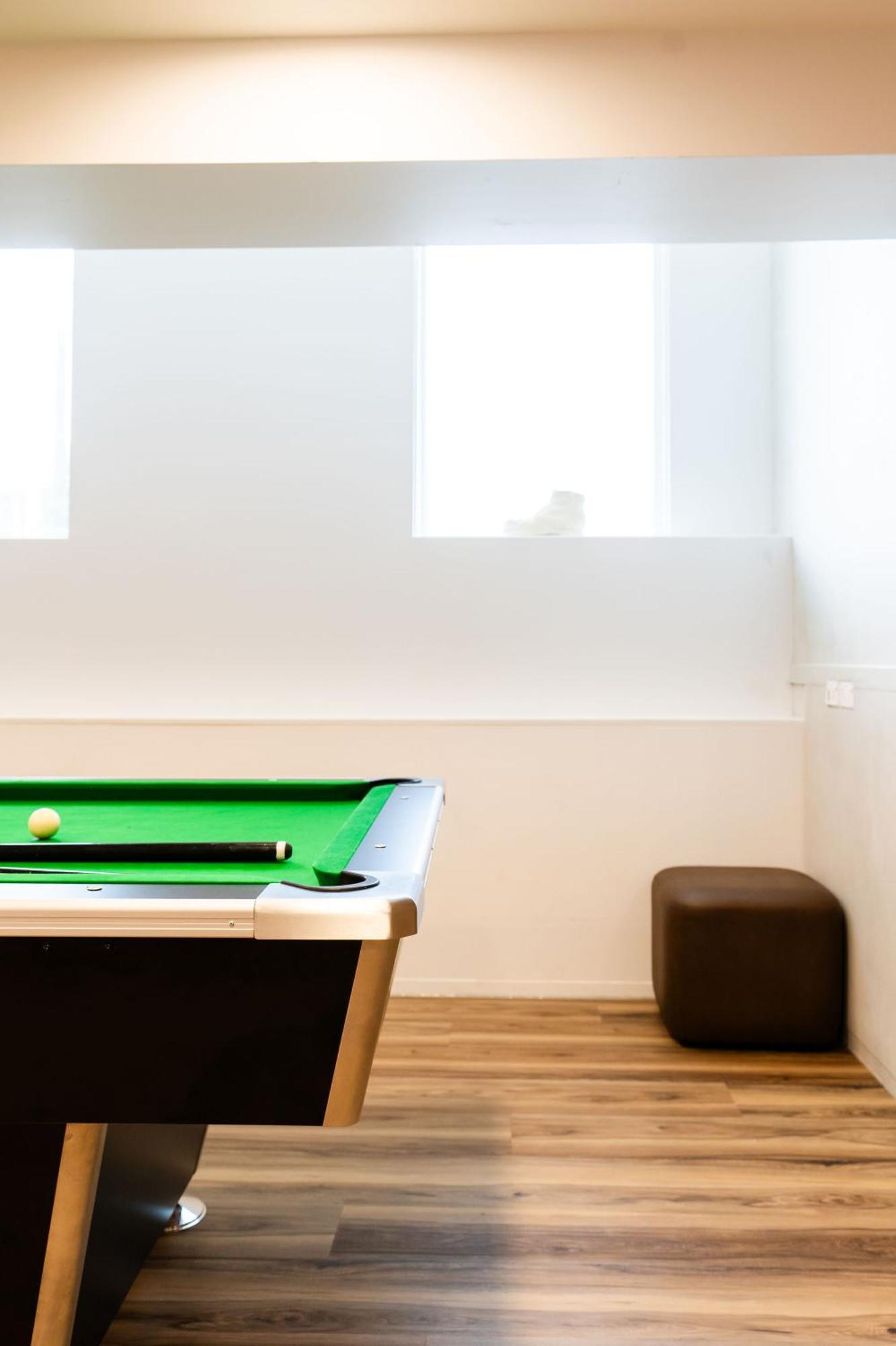 Haka House Wellington Hostel Eksteriør bilde A pool table in a student house