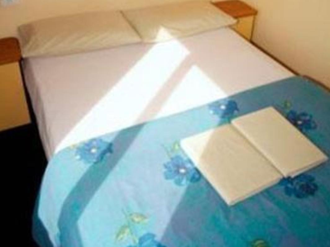 Haka House Wellington Hostel Eksteriør bilde A bed with a duvet